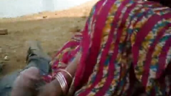 పెద్ద గాడిదతో ఉన్న అందగత్తె పెద్ద భారీ అంగస్తంభనపై స్వారీ చేయడం కనిపిస్తుంది