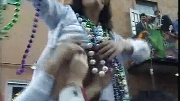 పెద్ద గాడిదతో ఒక రుచికరమైన చిక్ ఆమె శరీరాన్ని ఆడుతోంది