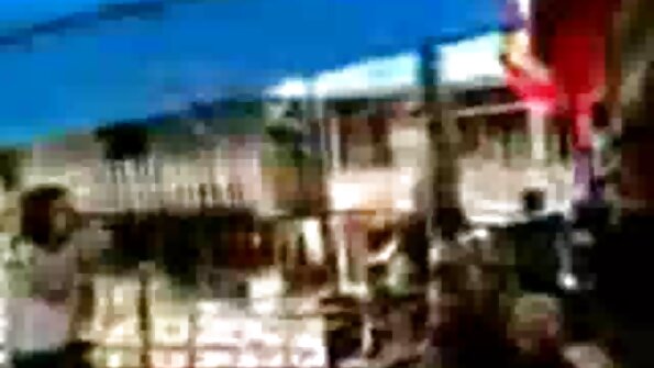 పెద్ద టిట్స్ ఉన్న అందగత్తె ఒక కాక్‌ని కామంతో నిండిన రూపంతో నిర్వహిస్తుంది