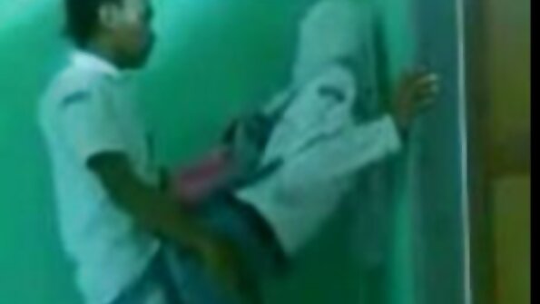 చక్కటి పెద్ద గాడిదతో వేడి బిచ్ ఆమె గాడిదను ఇబ్బంది పెడుతోంది