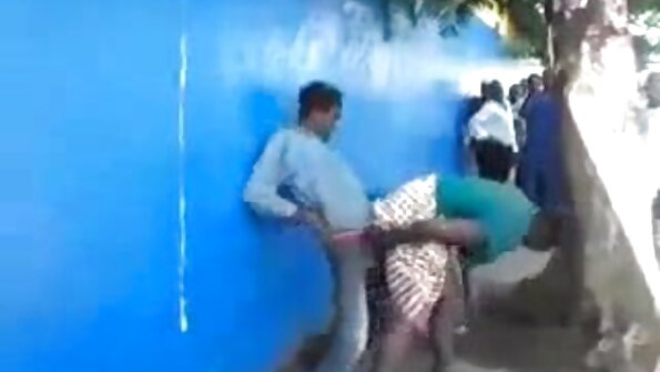 నల్లని మేజోళ్ళలో పెద్ద వక్షోజాలతో ఉన్న అందగత్తె లూలో చొచ్చుకుపోతుంది