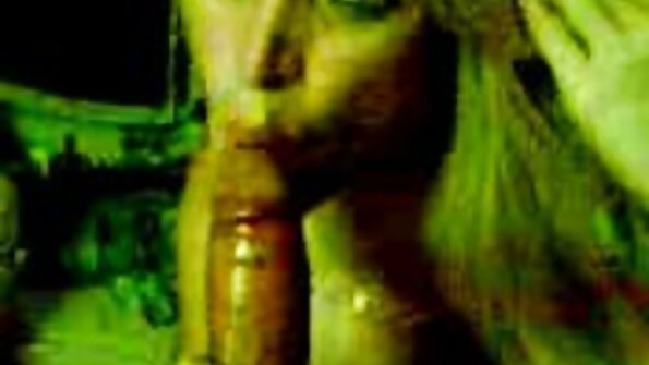 పెద్ద నకిలీ వక్షోజాలతో ఉన్న అందగత్తె డోర్ న్యూడ్‌పై ఒత్తిడి చేయబడుతుంది