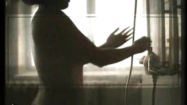 బేబీ సిట్టర్ ఇంటి నియమాలలో ఒకదాన్ని ఉల్లంఘిస్తుంది మరియు బాస్ ఆమె కంట్ను ఫక్ చేస్తాడు