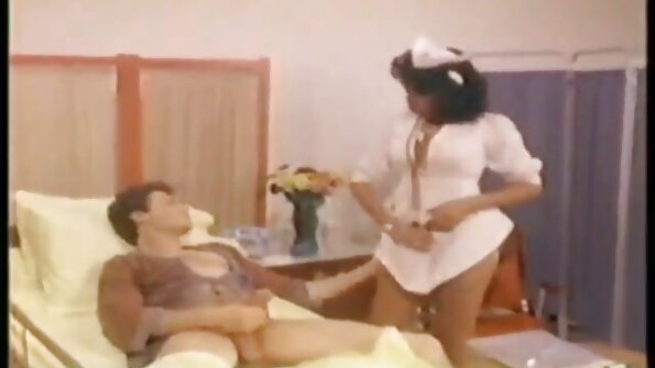 ఒక సెక్సీ శ్యామల మూడుమందిలో వీర్యం మింగేస్తోంది