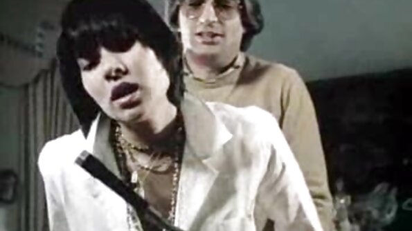 ఒక నల్లటి జుట్టు గల స్త్రీ తన గాడిదను తెరుస్తుంది మరియు ఆమె అలా చేసినప్పుడు ఆమె అంగం చేస్తుంది